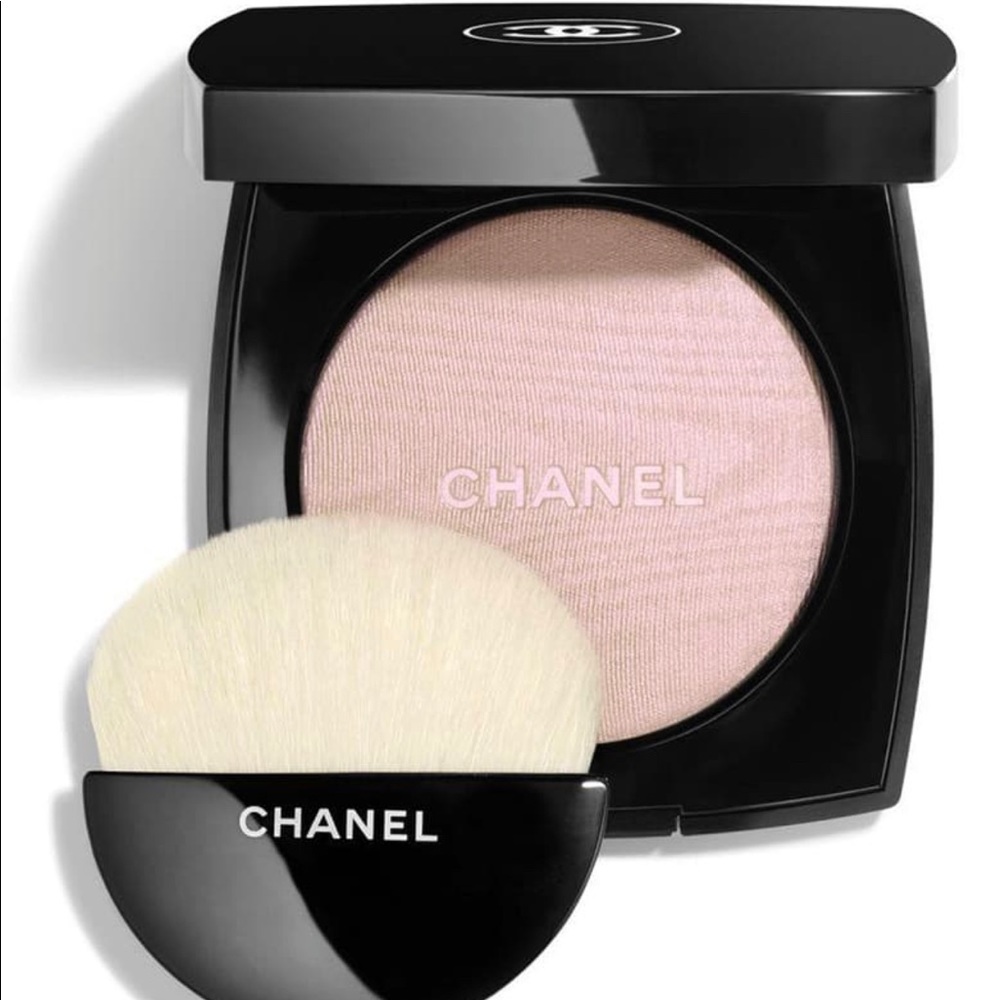 CHANEL highlighting powder in WHITE OPAL